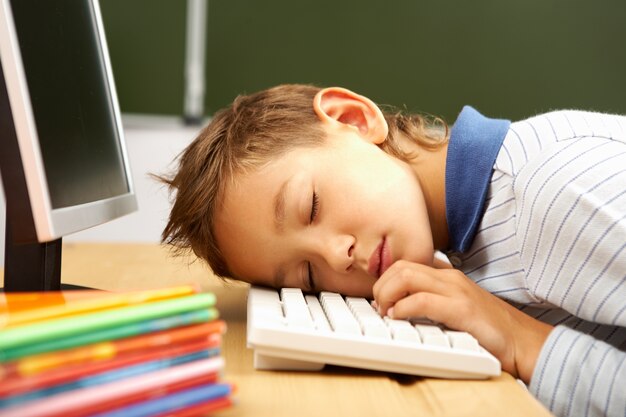 Niño durmiendo sobre el teclado del ordenador