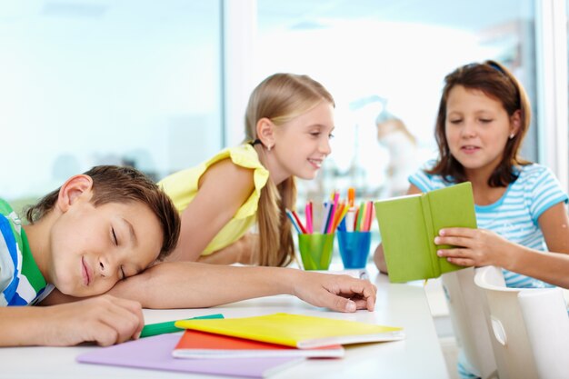 Niño echándose una siesta en clase