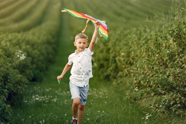 Niño emocionado corriendo con un avión de juguete