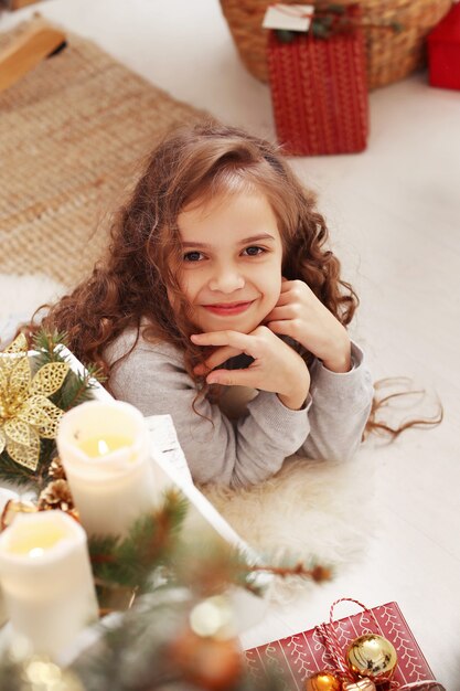 Niño encantador en casa en Navidad