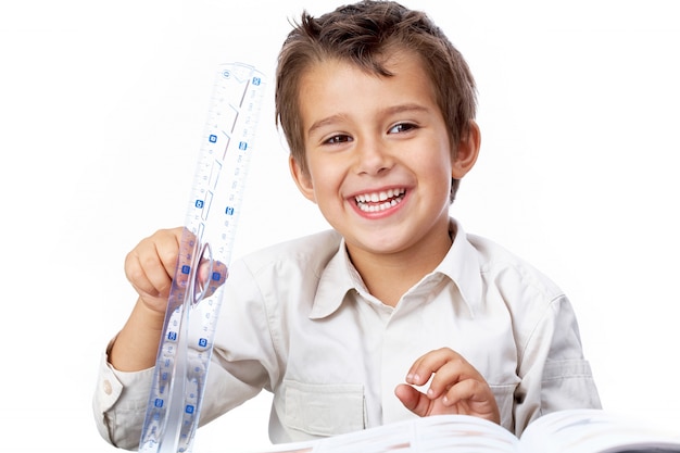 Niño encantador jugando con la regla