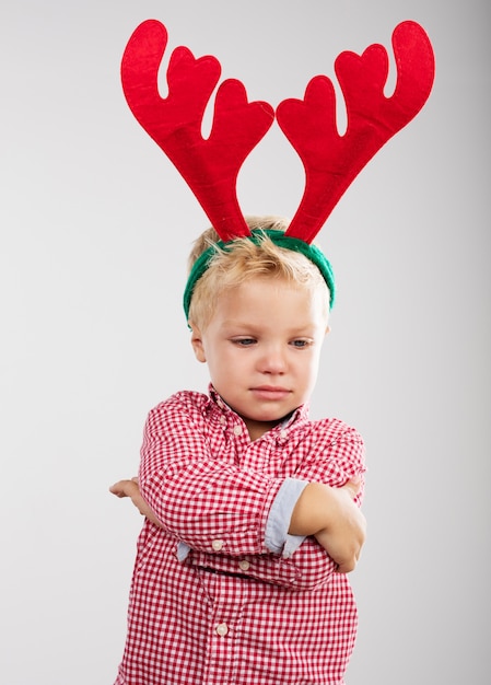 Foto gratuita niño enfadado con cuernos de reno