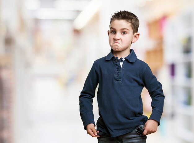 Niño enfadado con fondo borroso