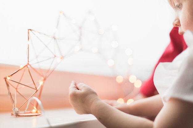 Niño enfrente de ventana en navidad