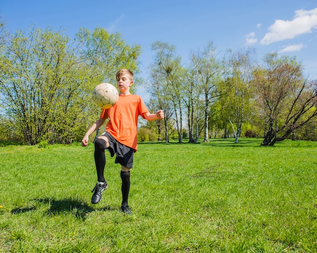 Niño entrenando en el parque