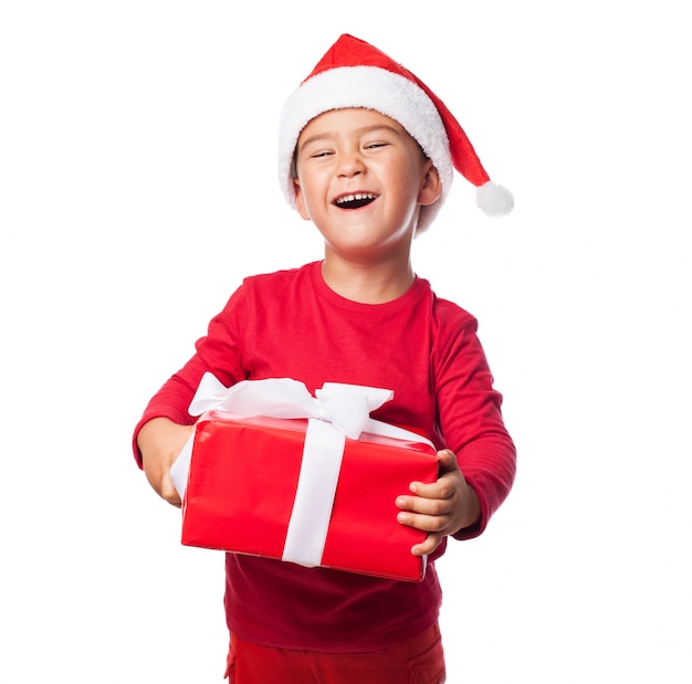 Foto gratuita niño entusiasmado con su regalo de navidad