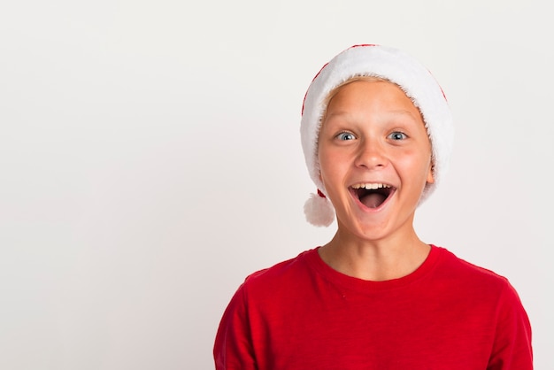 Niño entusiasta con sombrero de santa