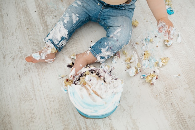 Foto gratuita el niño es atrapado con un pastel.