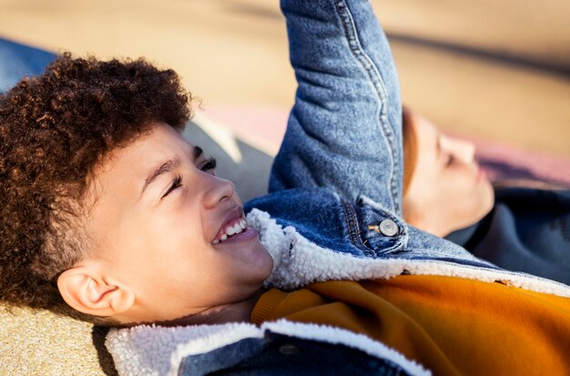 Niño escondiendo su rostro del sol al aire libre