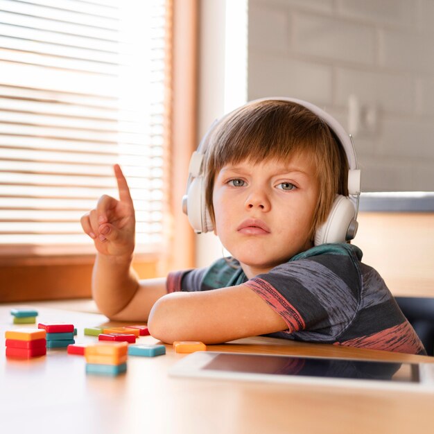 Niño de escuela mirando a la cámara