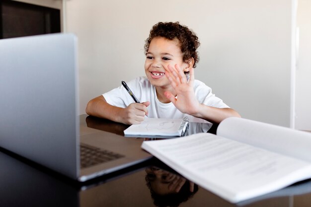 Niño estudiando en un aula en línea a través de un curso de e-learning