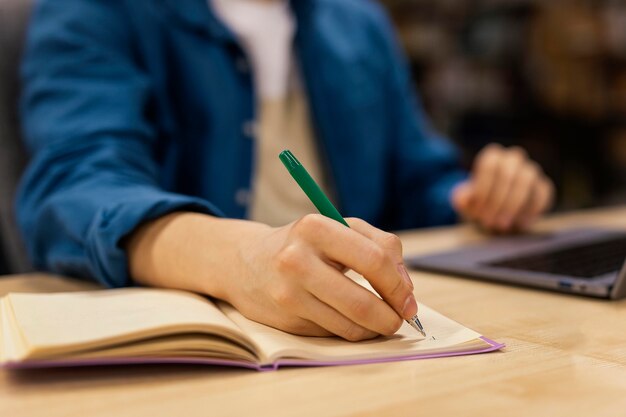 Niño estudiando en la biblioteca de la universidad.