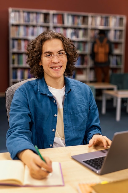 Niño estudiando en la biblioteca de la universidad.