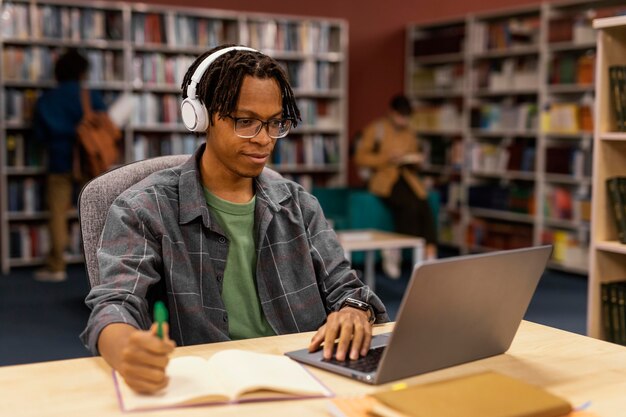 Niño estudiando en la biblioteca de la universidad.