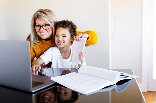 Niño estudiando desde casa en un aula online en la nueva normalidad