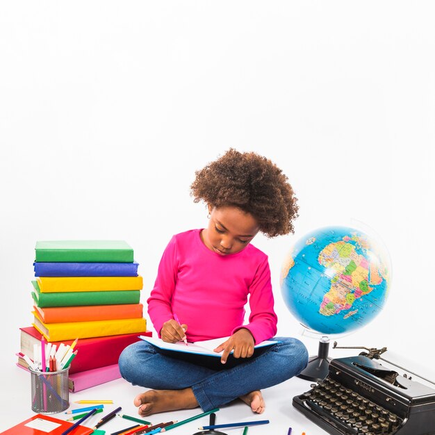 Niño estudiando en estudio