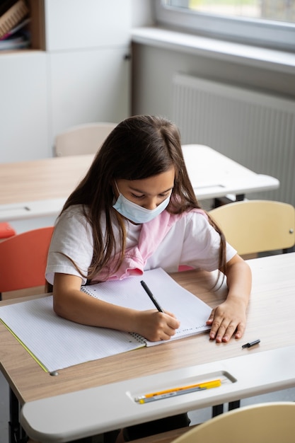 Foto gratuita niño estudiante aprendiendo en la escuela