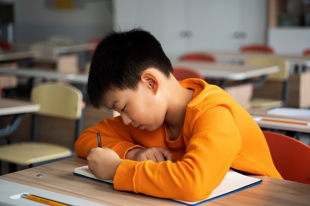 Niño estudiante aprendiendo en la escuela