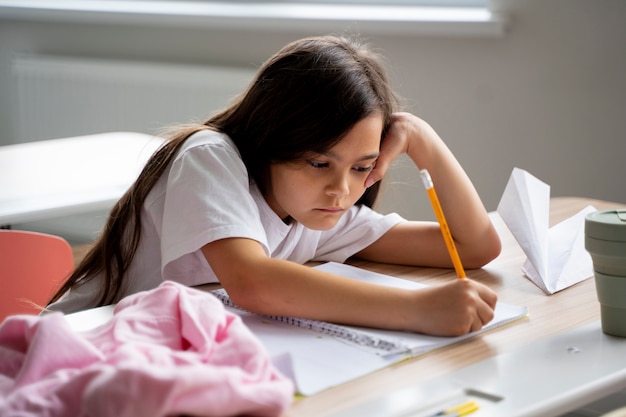 Niño estudiante aprendiendo en la escuela