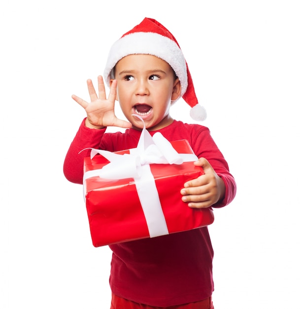 Niño expectante con su regalo