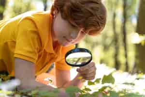 Foto gratuita niño explorando el bosque el día del medio ambiente.