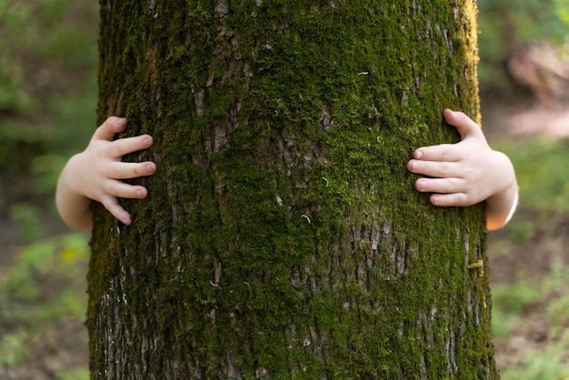 Niño explorando la naturaleza.