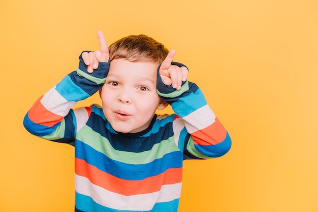 Niño con expresión juguetón