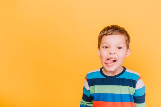 Niño con expresión juguetón