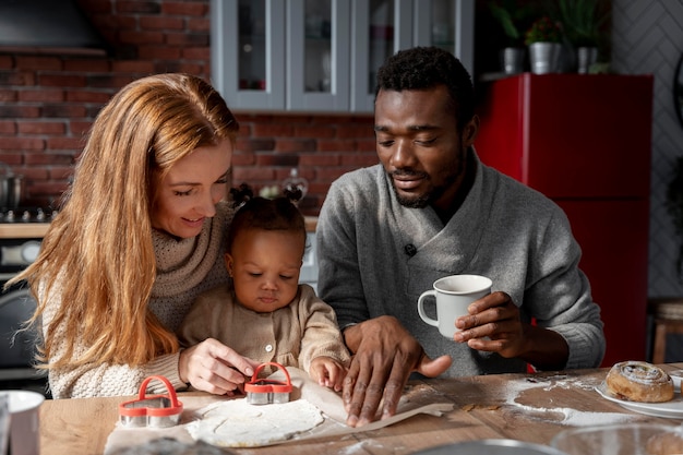 Niño y familia feliz de tiro medio