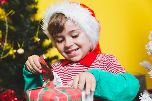 Niño feliz abriendo regalo