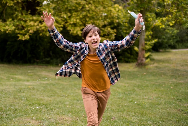 Foto gratuita niño feliz, aire libre