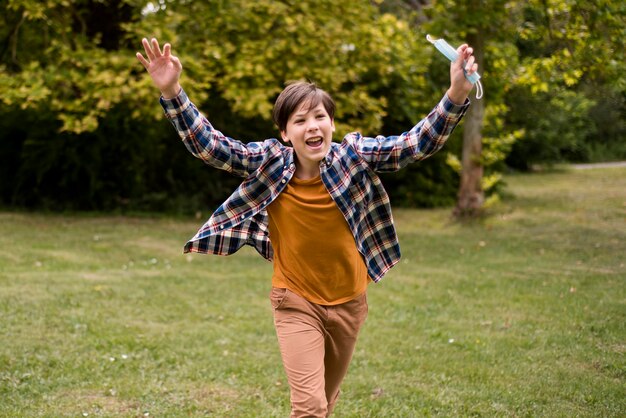 Niño feliz, aire libre