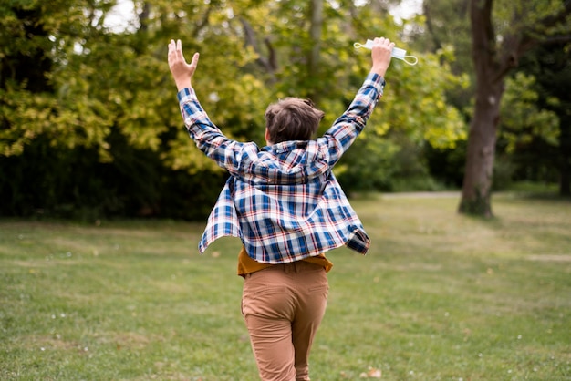 Niño feliz, aire libre