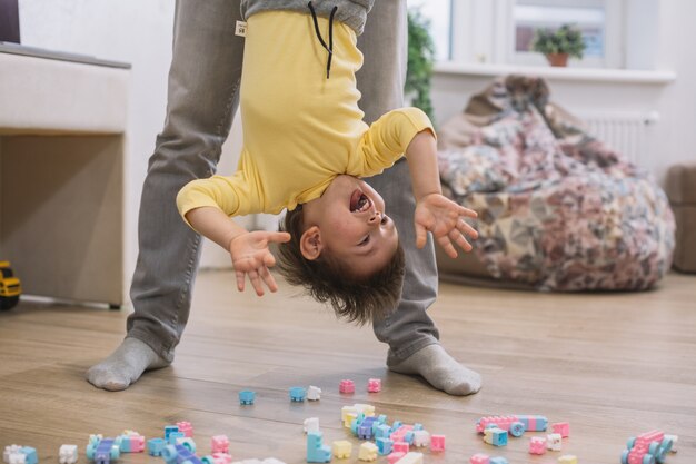 Niño feliz al revés jugando