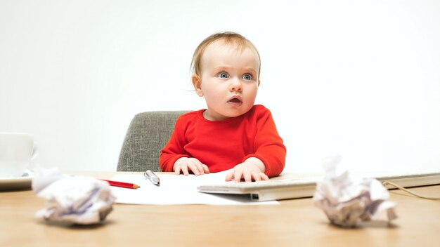 Niño feliz bebé niña niño pequeño sentado con el teclado de la computadora aislada