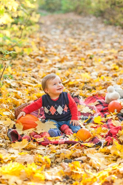 Niño feliz con calabaza mirando a otro lado