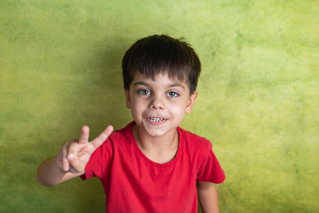 Niño feliz con camiseta roja