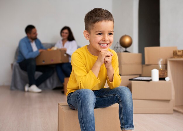 Niño feliz en casa nueva