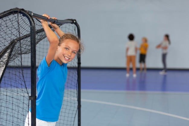 Foto gratuita niño feliz disfrutando de su clase de gimnasia