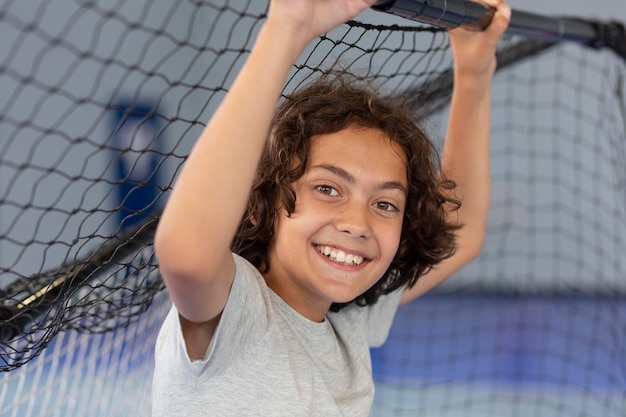 Foto gratuita niño feliz disfrutando de su clase de gimnasia