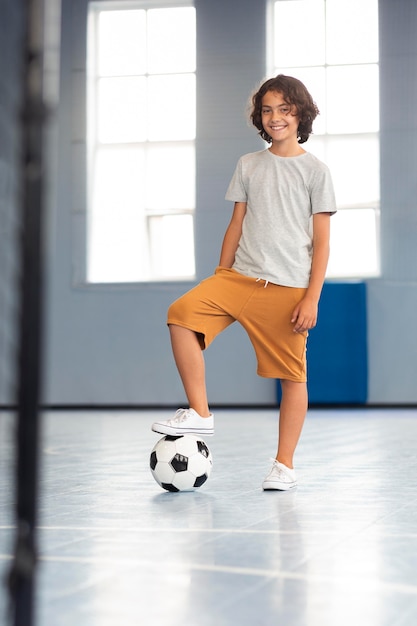 Foto gratuita niño feliz disfrutando de su clase de gimnasia