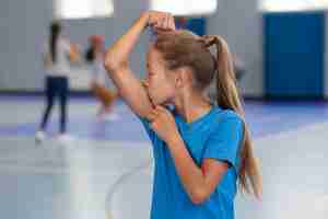 Foto gratuita niño feliz disfrutando de su clase de gimnasia