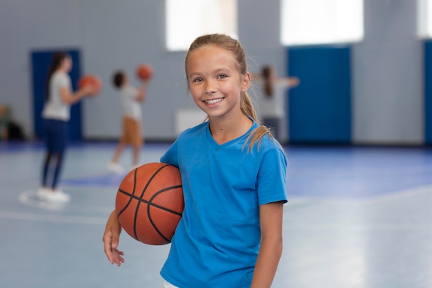 Foto gratuita niño feliz disfrutando de su clase de gimnasia