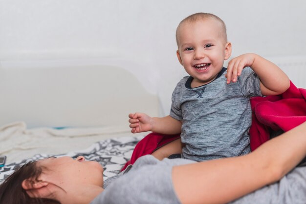 Niño feliz diviertiéndose con su madre