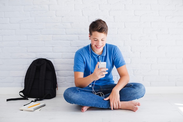 Niño feliz escuchando música