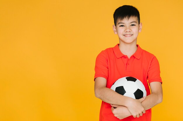 Niño feliz con espacio de copia