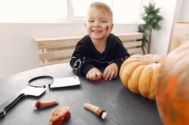 Niño feliz en la fiesta de Halloween. Diversión infantil en interiores. Bby vistiendo traje. Concepto de niños listos para una fiesta.