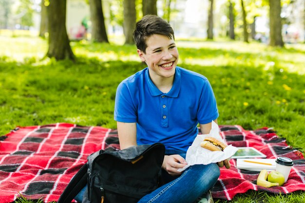 Niño feliz con hamburguesa