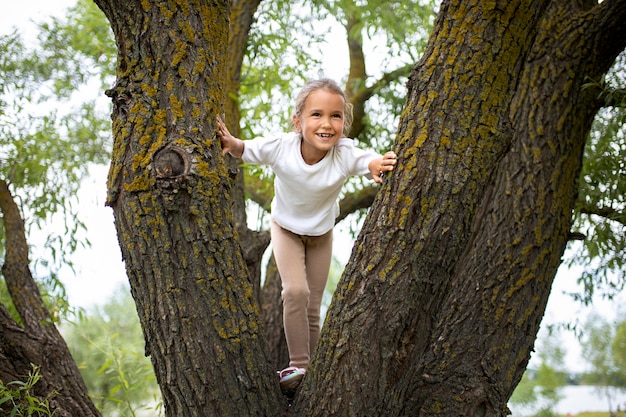 Foto gratuita niño feliz jugando al aire libre