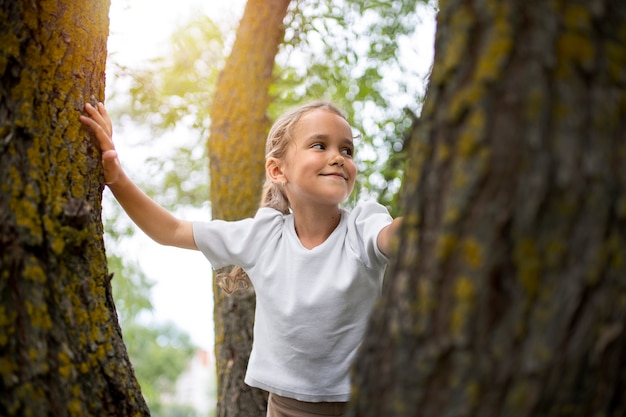 Niño feliz jugando al aire libre